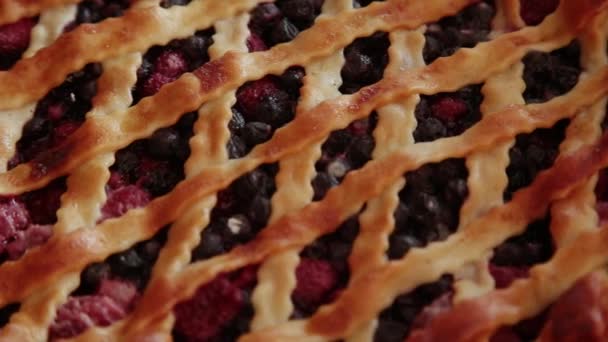 Ahşap arka plan üzerinde kendi elleriyle yaptığı Berry kek. — Stok video
