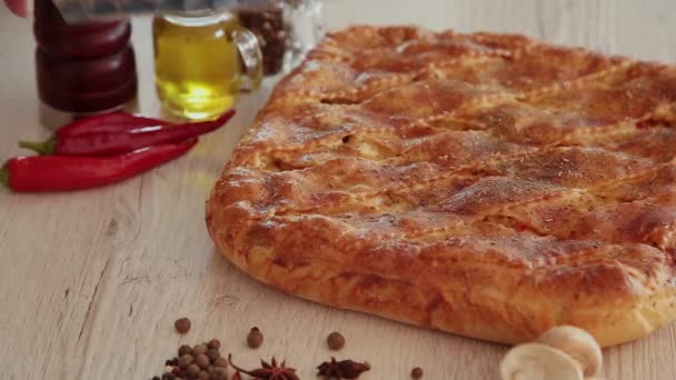 Una mujer corta un pastel muy hermoso de su propia cocina . — Vídeos de Stock