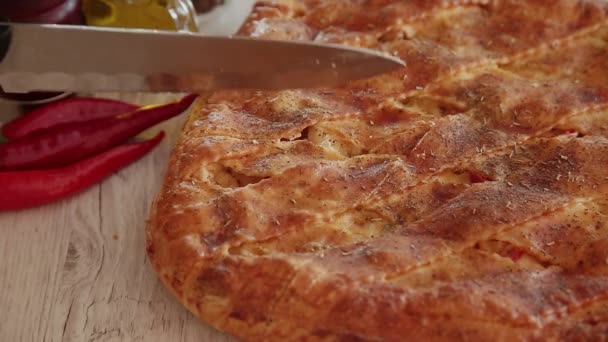 A woman cuts a very beautiful cake of her own cooking. — Stock Video