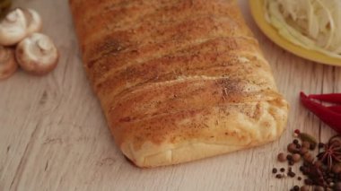 Bir kadın kendi yemek çok güzel bir pasta keser.