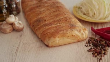 Bir kadın bir parça dilimlenmiş Pie hurda alır.