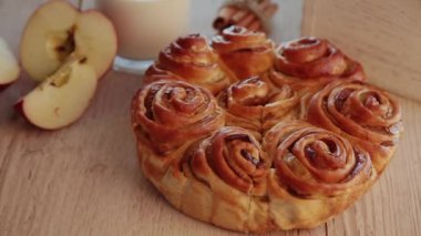 Bir kadın kendi yemek çok güzel bir pasta keser.