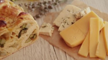 Çok güzel pasta ahşap arka plan üzerinde kendi elleriyle tarafından yapılan.