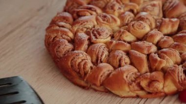 Bir kadın bir parça dilimlenmiş Pie hurda alır.