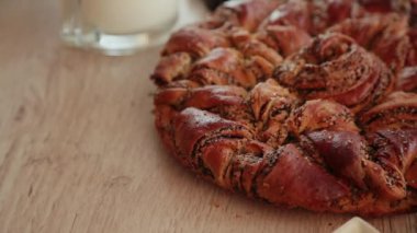 Bir kadın bir parça dilimlenmiş Pie hurda alır.