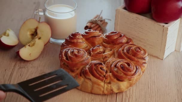 Eine Frau nimmt ein Stück Schrott von einem Stück Kuchen. — Stockvideo