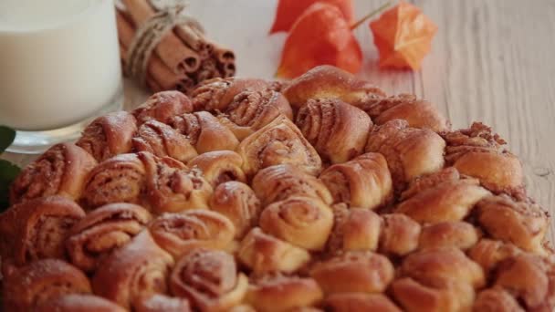 Sehr schöne selbst gebackene Torte auf Holzuntergrund. — Stockvideo