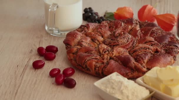 Très beau gâteau fait de ses propres mains sur un fond en bois . — Video