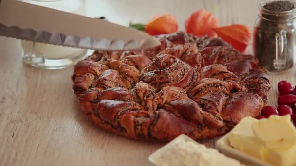 Una mujer corta un pastel muy hermoso de su propia cocina . — Vídeos de Stock