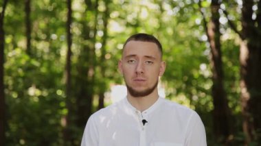Yakışıklı acımasız bir adam bir kamera parkta söyler..
