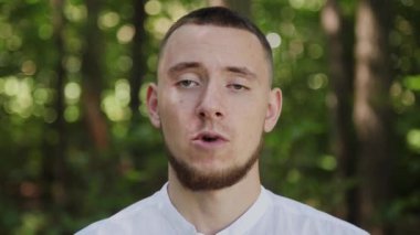 Yakışıklı acımasız bir adam bir kamera parkta söyler..