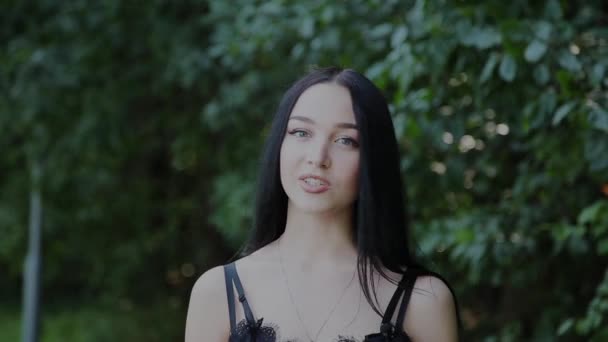 Krásná Dívka Mluví Kameru Krásném Parku — Stock video