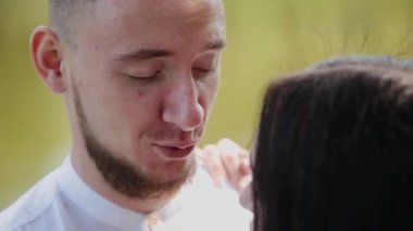 Aşık kucaklama ve öpücük Gölü kıyısında stand.