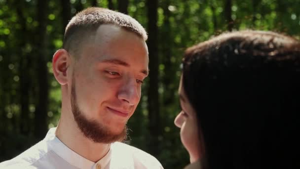 Lovers hugging in a green park on a sunny day. — Stock Video