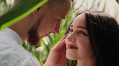 Seven çift birbirlerine sarılma bir Mısır alan ayakta ve öpüşme.