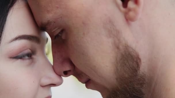Les amoureux se tiennent sur la rive du lac en parlant embrasser et embrasser . — Video