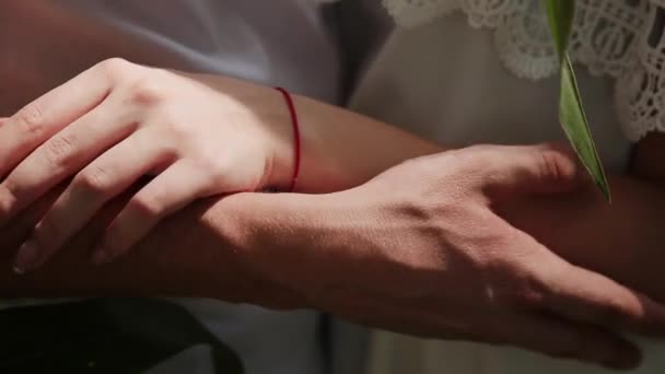 Handen van liefhebbers close-up strelen elkaar. — Stockvideo