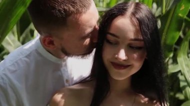 Seven çift birbirlerine sarılma bir Mısır alan ayakta ve öpüşme.