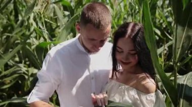 Seven çift birbirlerine sarılma bir Mısır alan ayakta ve öpüşme.