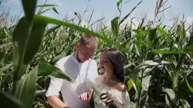 Seven çift birbirlerine sarılma bir Mısır alan ayakta ve öpüşme.