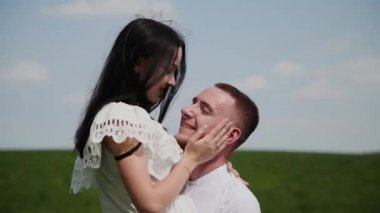 Sevgi dolu çift eğleniyor sahada güneşli bir günde.