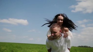 Sevgi dolu çift eğleniyor sahada güneşli bir günde