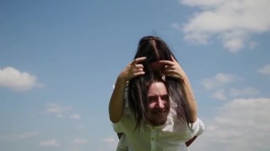 Sevgi dolu çift eğleniyor sahada güneşli bir günde.