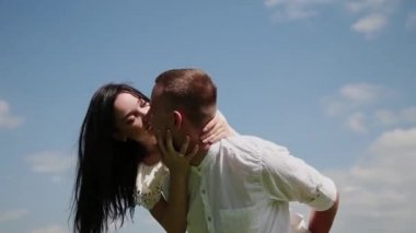Sevgi dolu çift eğleniyor sahada güneşli bir günde.