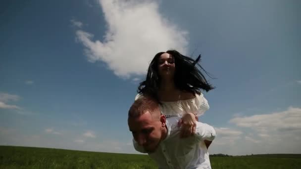 Amar pareja divirtiéndose en el campo en un día soleado . — Vídeos de Stock