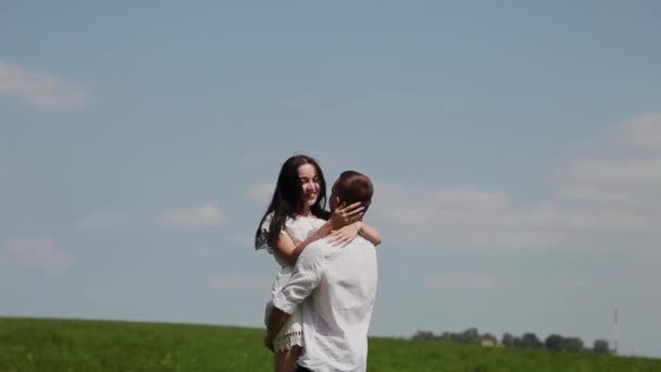 Loving couple having fun on the field on a sunny day. — Stock Video