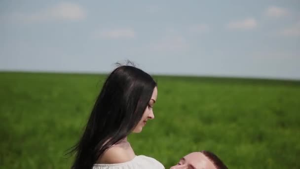 Verliefde paar plezier op het veld op een zonnige dag. — Stockvideo