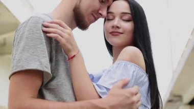 Sevgi dolu bir kaç sarılma ve öpüşme bir köprünün altında duran.