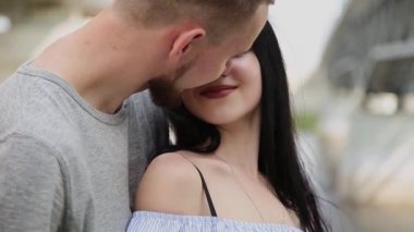 Sevgi dolu bir kaç sarılma ve öpüşme bir köprünün altında duran.