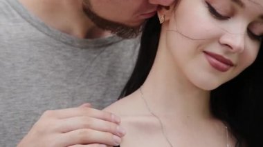 Sevgi dolu bir kaç sarılma ve öpüşme bir köprünün altında duran.