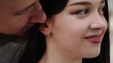 Sevgi dolu bir kaç sarılma ve öpüşme bir köprünün altında duran.