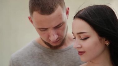 Sevgi dolu bir kaç sarılma ve öpüşme bir köprünün altında duran.