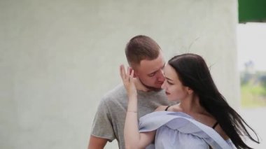 Sevgi dolu bir kaç sarılma ve öpüşme bir köprünün altında duran.