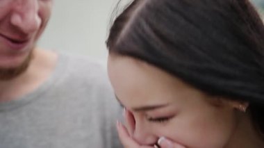 Sevgi dolu bir kaç sarılma ve öpüşme bir köprünün altında duran.