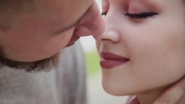 Sevgi dolu bir kaç sarılma ve öpüşme bir köprünün altında duran.