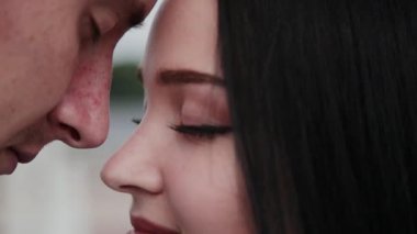 Sevgi dolu birkaç hugs ve sokak lambaları yakın dolgu üzerinde kisses.