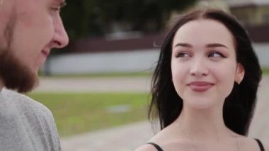 Sevgi dolu birkaç hugs ve öper Rıhtımlar üzerinde.