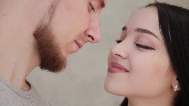 Sevgi dolu birkaç hugs ve öper bir beton duvar arka planı.