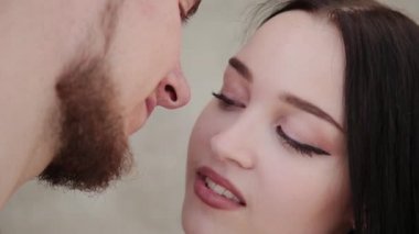 Sevgi dolu birkaç hugs ve öper bir beton duvar arka planı.