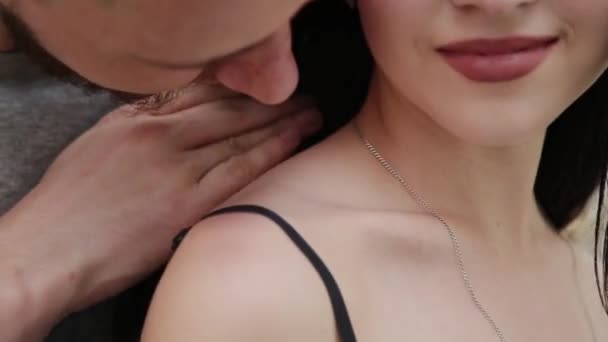 Una pareja amorosa está de pie bajo un puente abrazándose y besándose . — Vídeos de Stock
