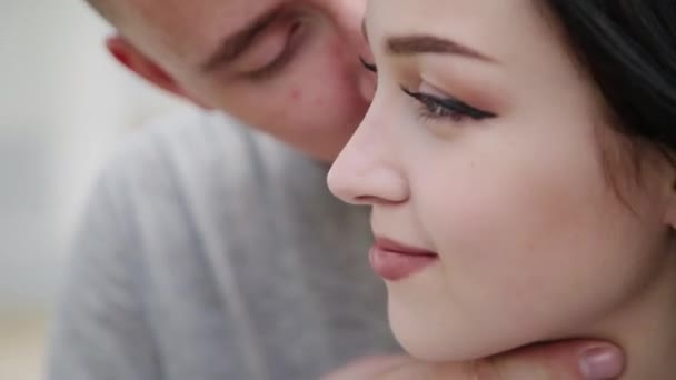 Un cuplu iubitor stă sub un pod îmbrățișând și sărutându-se . — Videoclip de stoc