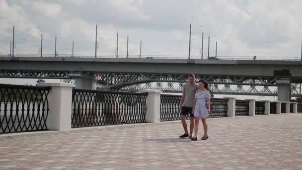 A loving couple hugs and kisses on the waterfront. — Stock Video