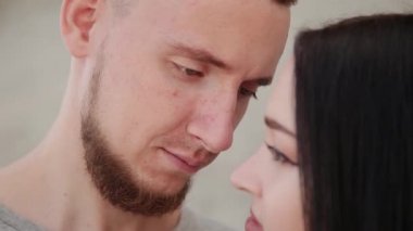 Sevgi dolu birkaç hugs ve öper bir beton duvar arka planı.