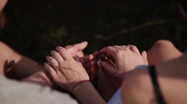 Sevgili yakın çekim elinde birbirinizi okşamak.