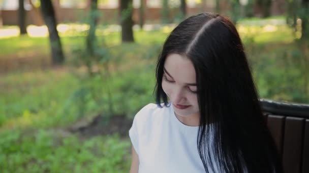 Retrato de una hermosa chica en el parque. — Vídeos de Stock
