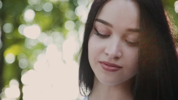 Retrato de uma menina bonita no parque. — Vídeo de Stock